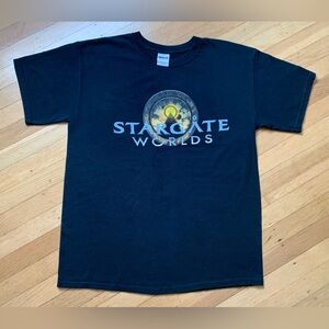 VGUC STARGATE WORLDS PROMO T-SHIRT by GILDAN COTTON 2008 UNRELEASED GAMING TEE L